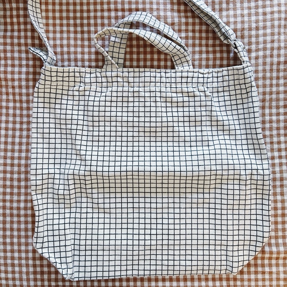 baggu grid lines canvas tote in black and cream